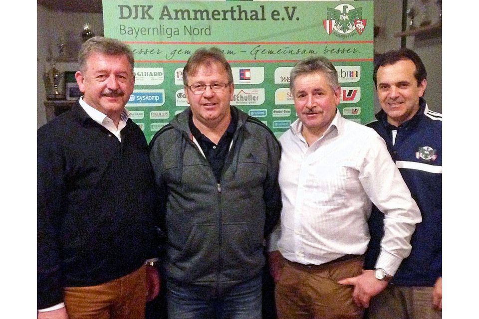 Die DJK-Vorstandschaft mit Georg Paulus, Peter Haller und Stefan Badura (v. l.) ehrte Reinhold Badura (2. v. l.) für dessen Auszeichnung durch den BFV.