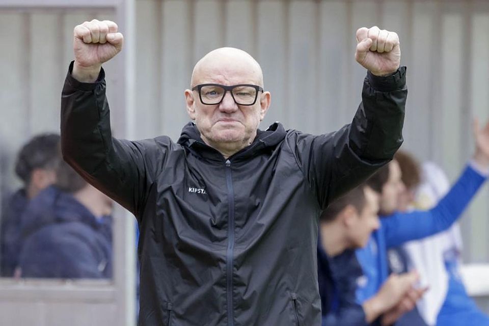 Nach der Trainerentlassung ist vor dem Abstiegskampf: Interimstrainer Mario Spreitzer bejubelt den Sieg seiner SG Eintracht	Foto: Stefan Sämmer