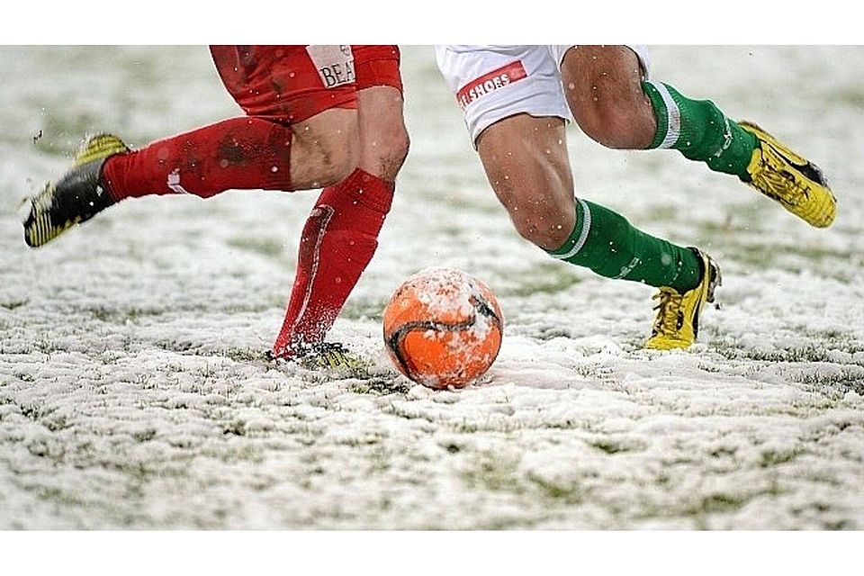 Kicken auf Schnee: Langsam vergeht den Vereinen die Lust Foto (Archiv): Eibner