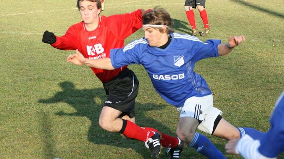 Patrick Böhm konnte seinen Namensvetter Patrick Posl (blaues Trikot) nicht stoppen. Der FC-Angreifer erzielte alle drei Treffer. Foto: Ertl