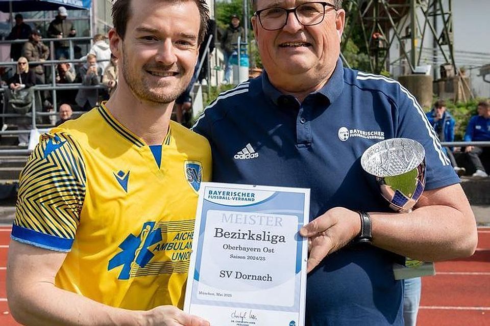 Urkunde und Pokal: Bezirksspielleiter Hans Mayer gratuliert Kapitän Markus Hanusch zur Meisterschaft.