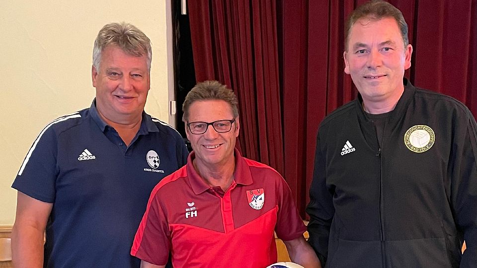 Lob für Miesbacher Fairness: Spielleiter Heinz Eckl (l.) und Schiedsrichter-Obmann Thomas Sonnleitner (r.) mit SV-Abteilungsleiter Fredl Hollmann.