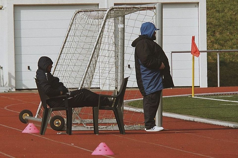 Wechsel auf der Trainerbank: Marcel Radecker (stehend) übernimmt von Jan Hanke (sitzend).