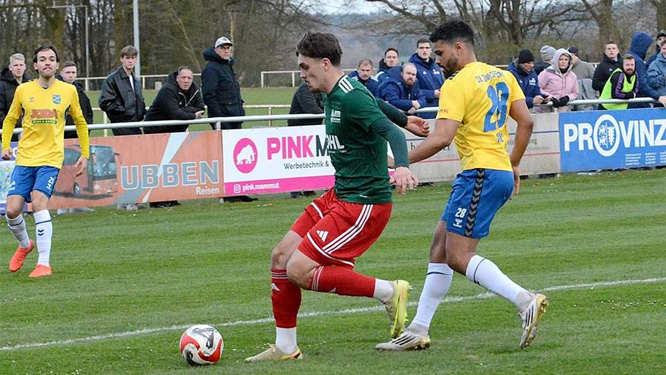 Macius Dahm (MTSV Hohenwestedt) gegen Noah Awuku (SV Todesfelde). 