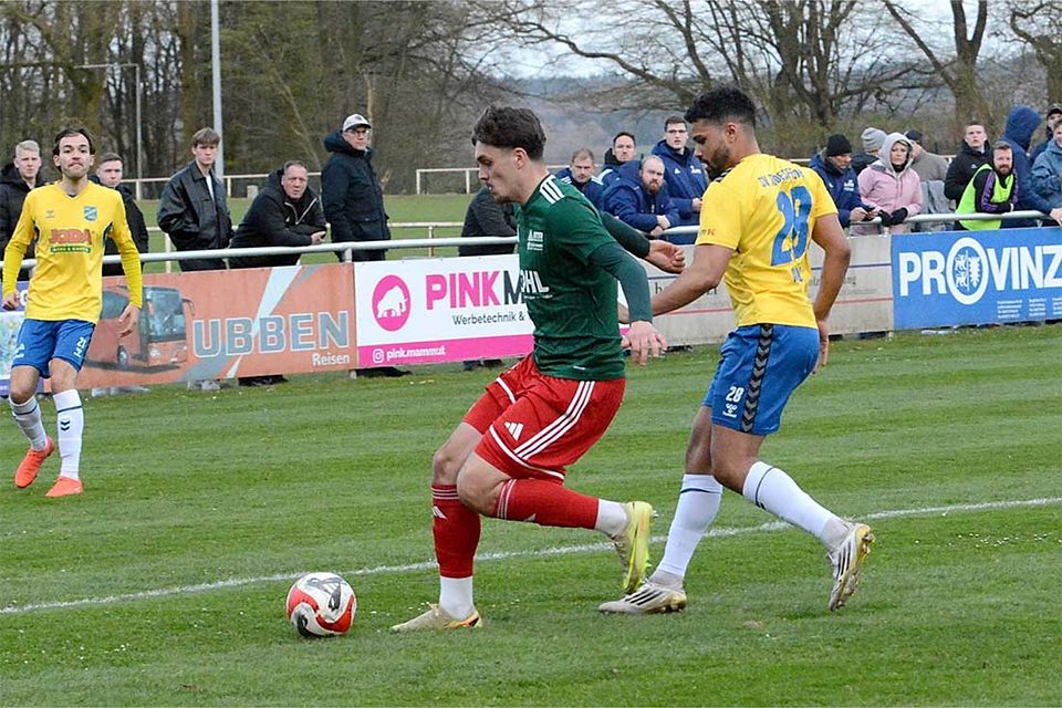Macius Dahm (MTSV Hohenwestedt) gegen Noah Awuku (SV Todesfelde). 
