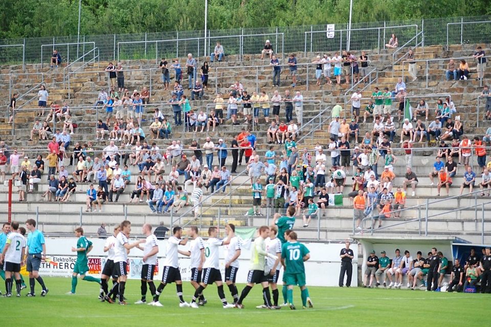 Die Weismainer Stehtribüne mit Zuschauern