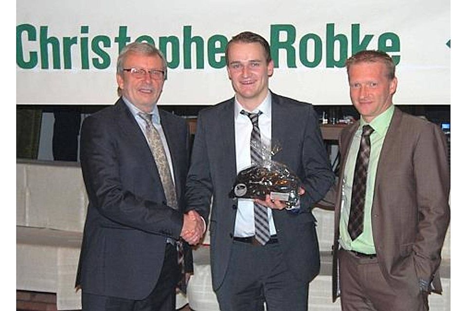 Der Vorsitzende Josef Wendeln (links) und Vorstandsmitglied Ralf Böhmer (rechts) gratulierten Christopher Robke zur Wahl als ?Sportler des Jahres". Johannes Glub