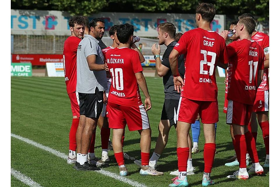 Mit der Performance seines gesamten Teams aktuell zufrieden: Wormatia-Trainer Anouar Ddaou (graues T-Shirt) bei einer Ansprache während einer Trinkpause inmitten seiner Mannschaft. Archivfoto: Christine Dirigo/pakalski-press Mit der Performance seines gesamten Teams aktuell zufrieden: Wormatia-Trainer Anouar Ddaou (graues T-Shirt) bei einer Ansprache während einer Trinkpause inmitten seiner Mannschaft. Archivfoto: Christine Dirigo/pakalski-press