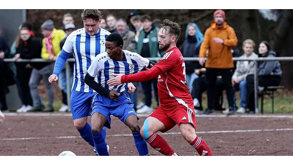 Szene aus der Partie zwischen dem SSV Donsbach und dem SV Oberscheld: Die Donsbacher Till Dietermann (v. l.) und Joanito Agbali sind einen Tick eher am Ball als Oberschelds Torschütze Dustin Weber. © Lorenz Pietzsch