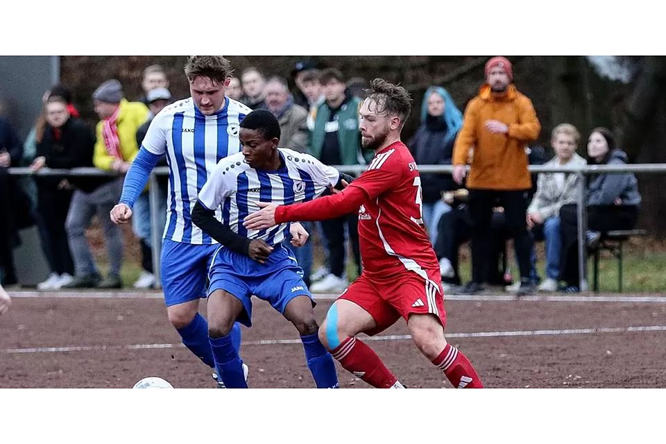 Szene aus der Partie zwischen dem SSV Donsbach und dem SV Oberscheld: Die Donsbacher Till Dietermann (v. l.) und Joanito Agbali sind einen Tick eher am Ball als Oberschelds Torschütze Dustin Weber. © Lorenz Pietzsch