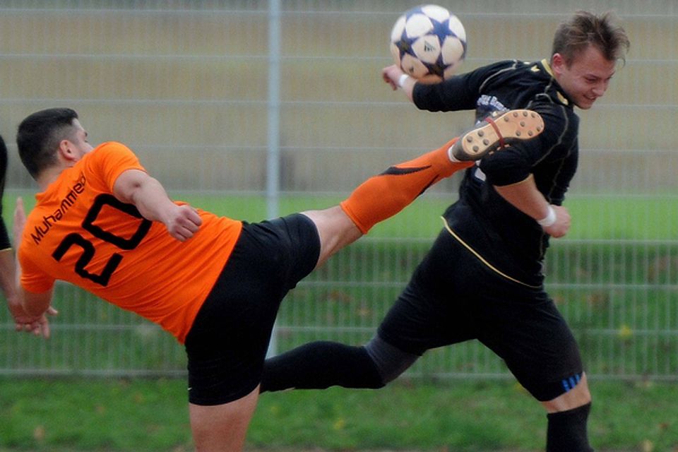 Fußballballett: Muhammed Avcik (links, TIG Rheinfelden) tanzt mit Julian Frommherz (Brennet-Öflingen) um den Ball. | Foto: Meinrad Schön