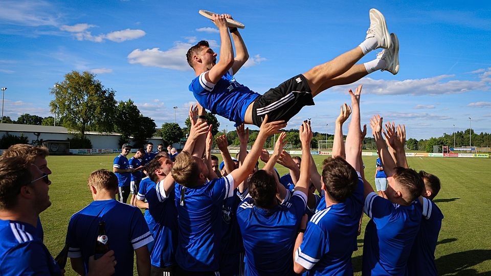 Nach Schlusspfiff ließen die Spieler des Meisters Trainer Manuel Heindl hoch leben.