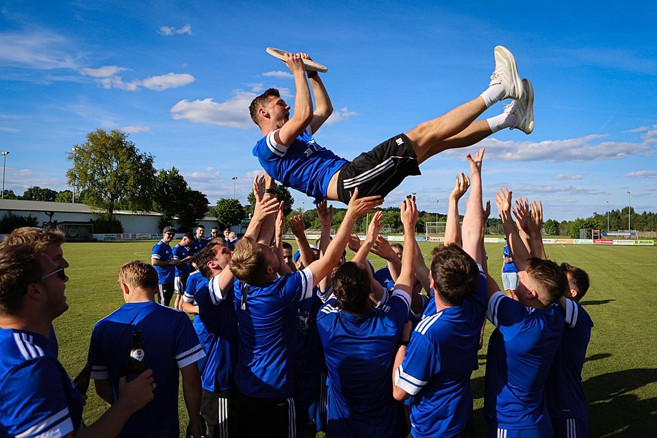 Nach Schlusspfiff ließen die Spieler des Meisters Trainer Manuel Heindl hoch leben.