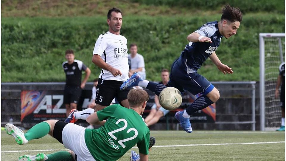 Die SG Sandbach, für die hier Gian Luca Krinke an Michelstadts Torwart Fabian Koch vorbei fliegt, macht aus einem 0:1-Rückstand einen 4:1-Auswärtssieg. 	 Foto: Herbert Krämer