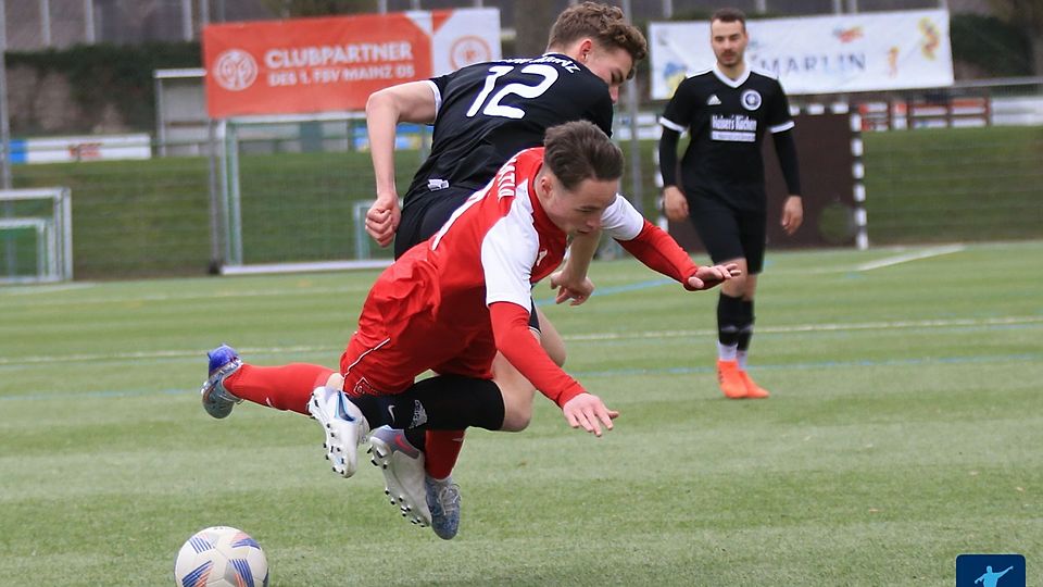 In der vergangenen Saison musst sich die Wormser U23 (hier in rot) dem SVW Mainz mit 3:1 geschlagen geben. In diesem Jahr behält die Wormatia Zweitvertretung alle drei Punkte in Worms. 