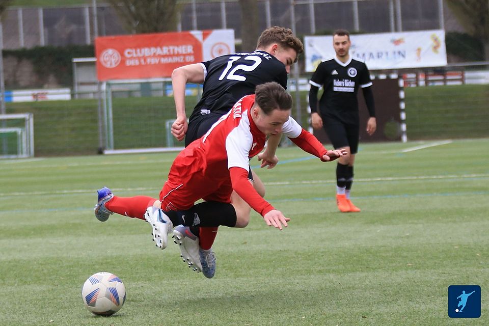 In der vergangenen Saison musst sich die Wormser U23 (hier in rot) dem SVW Mainz mit 3:1 geschlagen geben. In diesem Jahr behält die Wormatia Zweitvertretung alle drei Punkte in Worms. In der vergangenen Saison musst sich die Wormser U23 (hier in rot) dem SVW Mainz mit 3:1 geschlagen geben. In diesem Jahr behält die Wormatia Zweitvertretung alle drei Punkte in Worms.