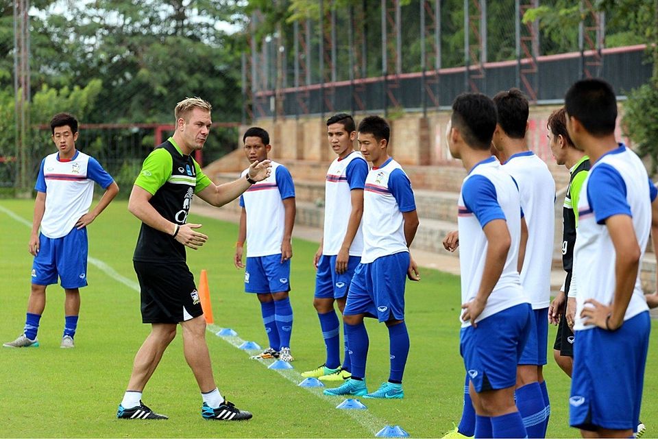 Hagen Hübner instruiert im Training die thailändische U19-Nationalmannschaft, mit der er Anfang September die prestigeträchtige AFF-Championship gewann. Der Titelgewinn löste eine große Euphorie in Hübners Wahlheimat aus. 	Foto: red