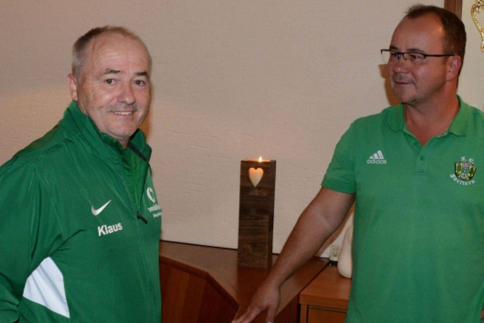 Seit 50 Jahren bei Forsterns Fußballern: Klaus Stanner (l.) wurde in der Abteilungsversammlung mit einem Geschenkkorb geehrt. Abteilungsleiter Marc Lindenblatt gratulierte.  
