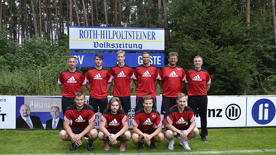 Die Neuzugänge des SV Pfaffenhofen in neuem Dress: hintere Reihe v. l.: Spielertrainer Daniel Meßthaler, Marvin Nehlich, Michael Bartl, Michael Sperl, Abteilungsleiter Günter Vogel, Co-Trainer Uwe Gabler. Vorne v. l.: Rafal Skutta, Daniel Schuster, Tom Wegler, Simon Meßthaler. Es fehlen: Kastriot Dajakaj, Florian Wirth und Dominik Bittmann. Foto: M. Adel