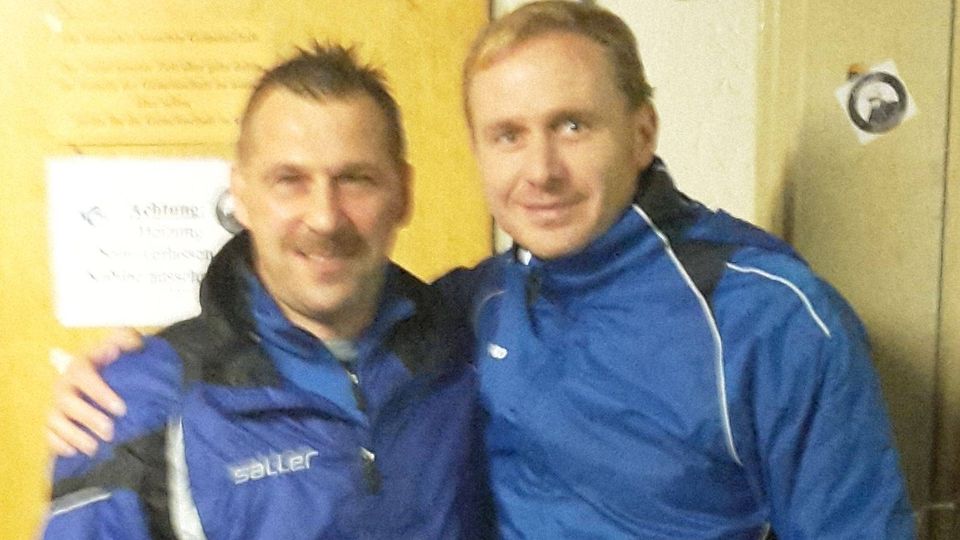 Dirk Langhans (links) übernimmt ab sofort das Traineramt beim KOL Team FC Edermünde von seinem Vorgänger Pierre Hommel (rechts).