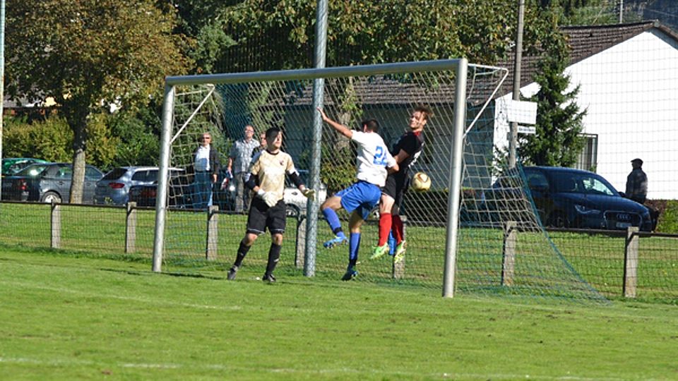 Ein gutes Auge hatte der Schiedsrichter in dieser Szene: gleich ist der Ball mit vollem Umfang zum 2:1 hinter der Linie | Foto: Benedikt Hecht