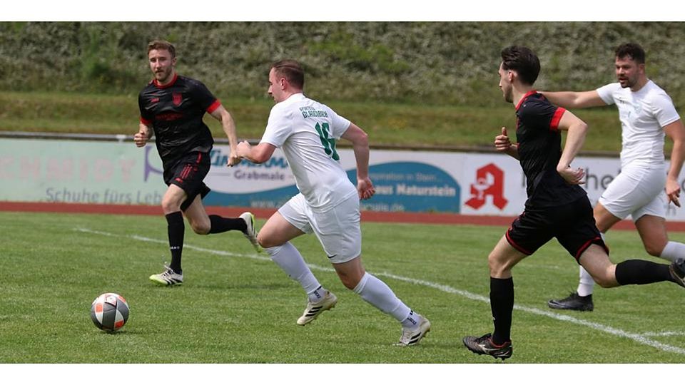 Jonathan Barth ist auf dem Weg zum 1:0 für Gladenbach nicht aufzuhalten. Dreihausens Verteidiger leisten aber auch eher Geleitschutz. © Jens Schmidt