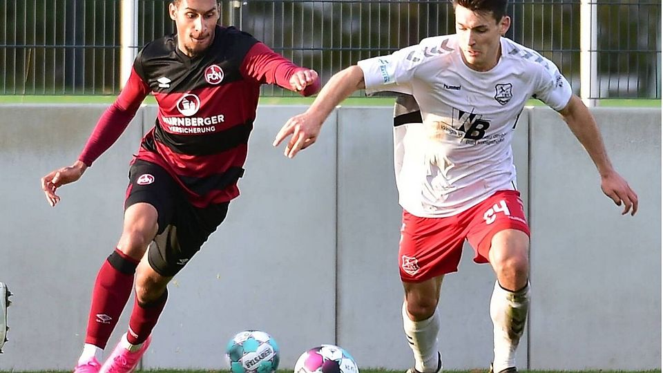Ben Müller (re.) gegen seinen Ex-Klub 1. FC Nürnberg. Der 22-Jährige ist beim TSV Aubstadt auf dem besten Weg zum Führungsspieler.