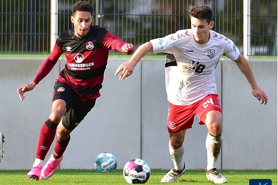 Ben Müller (re.) gegen seinen Ex-Klub 1. FC Nürnberg. Der 22-Jährige ist beim TSV Aubstadt auf dem besten Weg zum Führungsspieler.