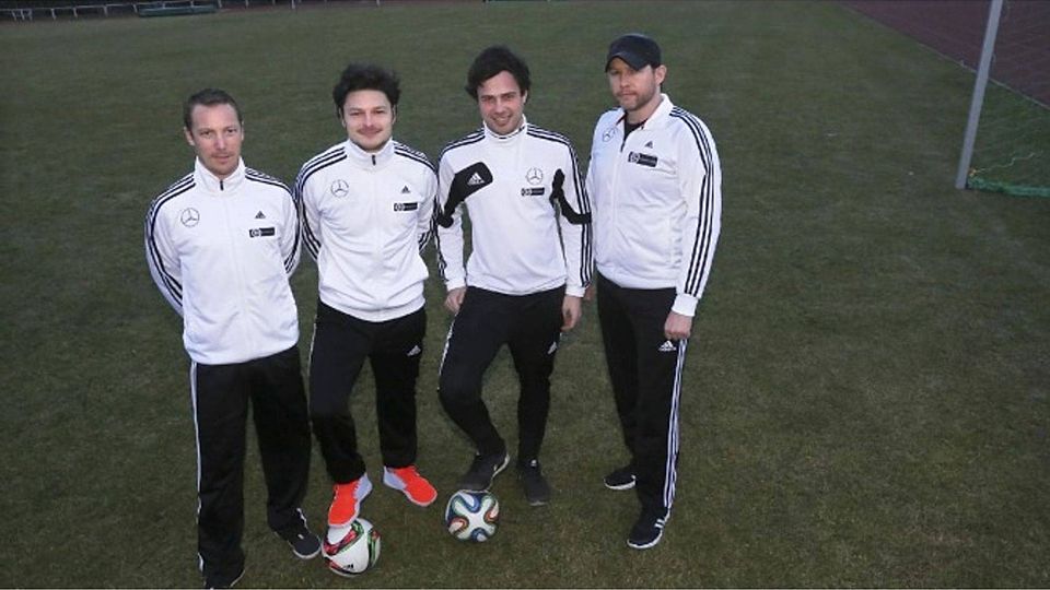 Simon Kustan (2.v.r.) vom TSV Gau-Odernheim, hier im Kreis von den Trainerkollegen Sascha Winsi (v.l.), Lucas Oberle und Martin Göres, verfügt nun über die DFB-Elite-Jugend-Lizenz.	Archivfoto:  photoagenten/Andreas Stumpf