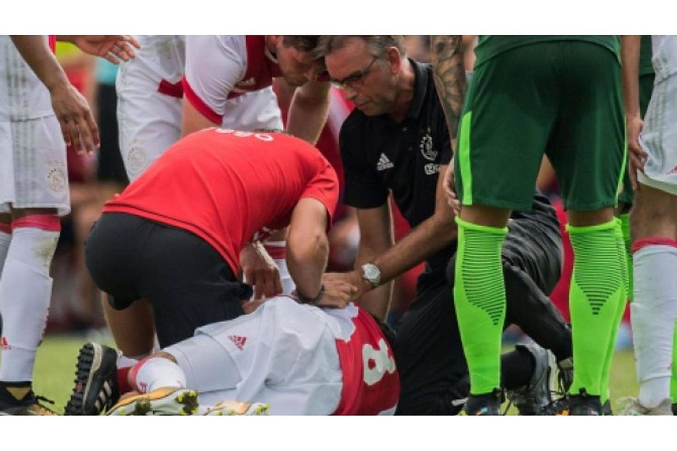 Abdelhag Nouri, Profi bei Ajax Amsterdam, bricht in einem Testspiel gegen Werder Bremen plötzlich zusammen. Viel häufiger als Profisportler trifft es allerdings Amateure, die ihre eigenen Fähigkeiten in sportlichen Wettkämpfen überschätzen. FOTO: GETTY IMAGES
