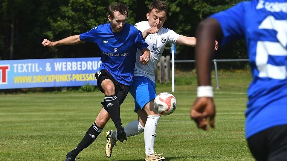 Schlußlicht SC Schwarzenbach (in Blau-Schwarz) und der SV 08 Auerbach II (in Weiß-Blau) sind zwei Teams des Quartetts, welches in einem nervenaufreibenden Abstiegskampf um Rang 11 - dem ersten Platz am rettenden Ufer - buhlt.