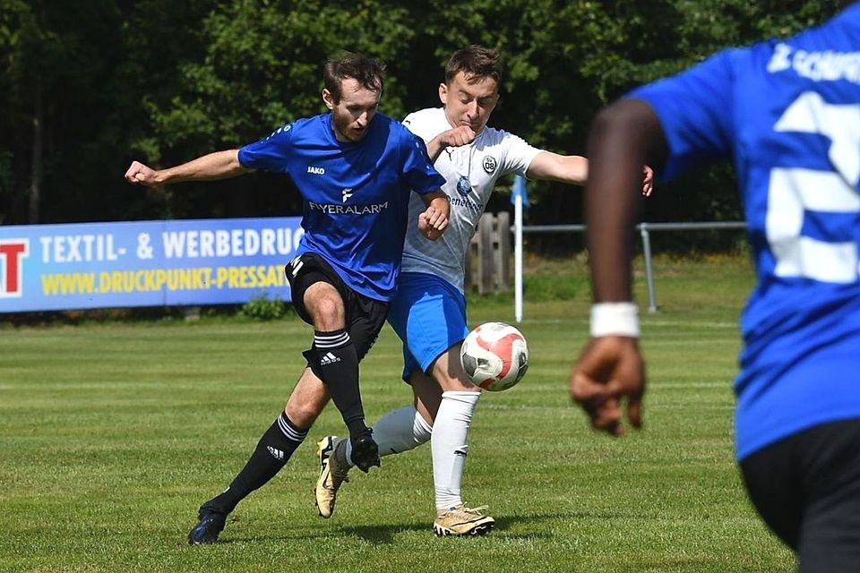 Schlußlicht SC Schwarzenbach (in Blau-Schwarz) und der SV 08 Auerbach II (in Weiß-Blau) sind zwei Teams des Quartetts, welches in einem nervenaufreibenden Abstiegskampf um Rang 11 - dem ersten Platz am rettenden Ufer - buhlt.