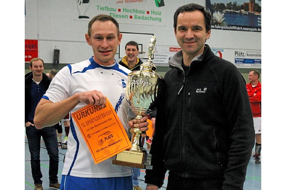 Glänzender Pott: Unions Kapitän Steven Wolter nahm den Siegerpokal von Turnierchef Jens Reckmann entgegen.  ©MZV