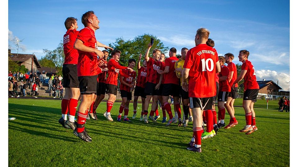 Der Jubel war groß: Der TSV Otterfing feierte trotz knapper Niederlage gegen Burggen/Bernbeuren den Aufstieg in die Kreisliga.