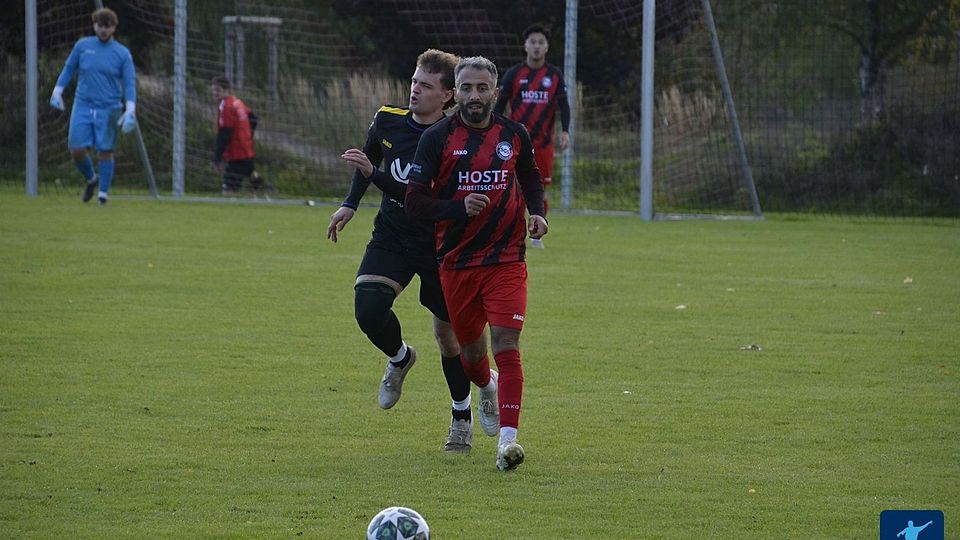 Die Siegelsbacher (rot-schwarz) sind dabei im Aufstiegsrennen.