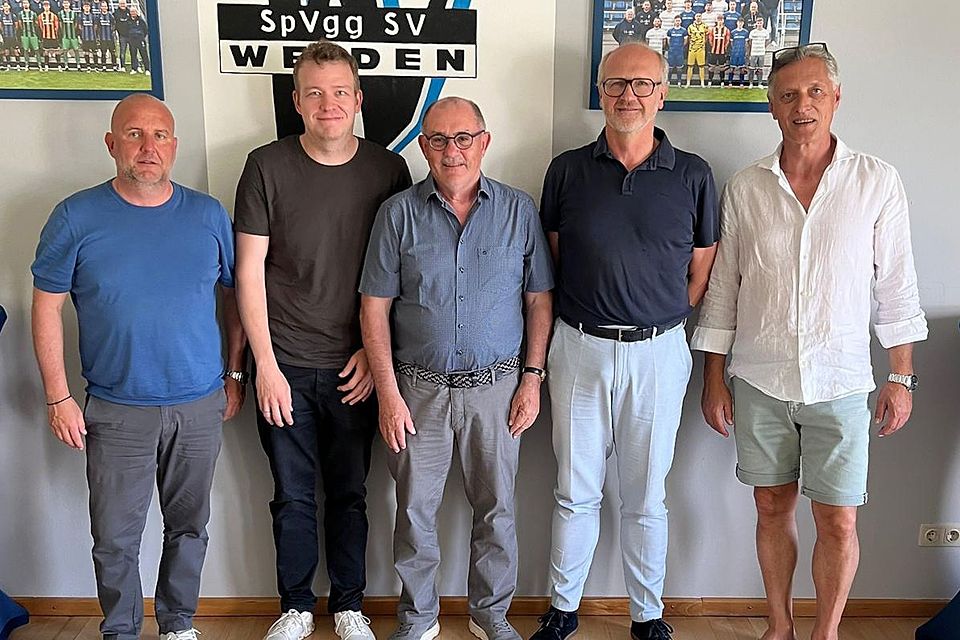 Von links: SpVgg-Präsident Michael Kurz, Max Urban, Rudolf Winter, Manfred Biebl und SpVgg-Vorsitzender Rainer Lindner.
