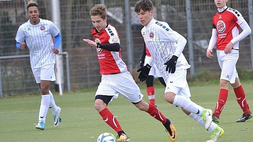 Stark am Ball: Heides U19-Kapitän Ole Bremer (l.) will mit seinem Team einen guten Start hinlegen.