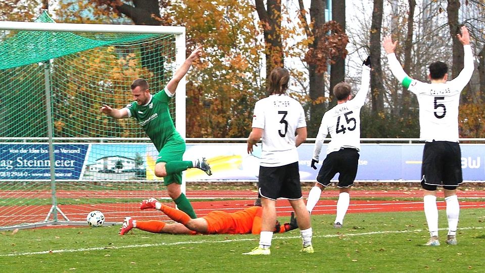Der Moment der Entscheidung: Alexander Schröter bringt den Ball zum 3:2-Siegtreffer des TSV Nördlingen über die Linie des Heimstetter Tores.