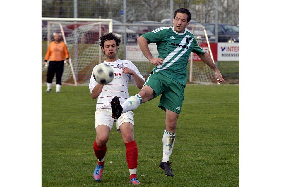 Der SV Ettenkirch (links) stoppt den TSV Meckenbeuren. (Foto: afö)