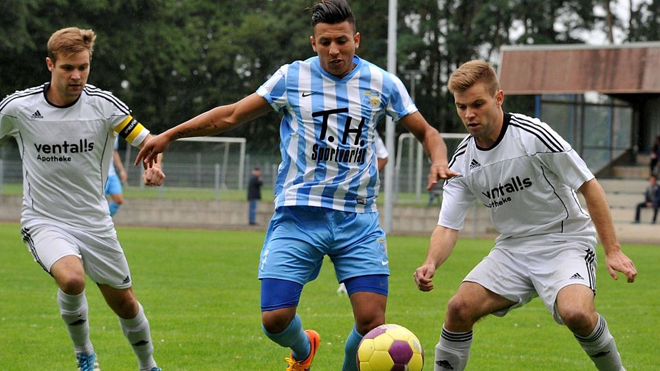 Ab durch die Mitte: Teverens Ait Kassi lässt seine beiden Gegenspieler hinter sich. Foto: Karl-Heinz Hamacher