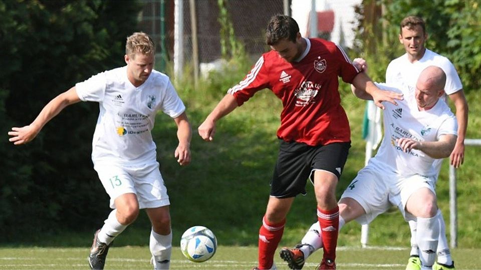 Niklas Kürten (Mitte) von der DJK Wipperfeld wird von Chris Metten (li.) und Flo Wermann vom TuS Immekeppel „bewacht“. Foto: Plum