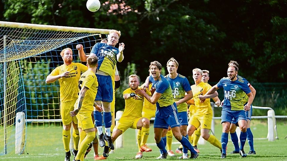 Der FCR Bramsche (in Blau-Gelb) hat durch den 4:0-Sieg gegen Hilter das Viertelfinale des Kreispokals erreicht.