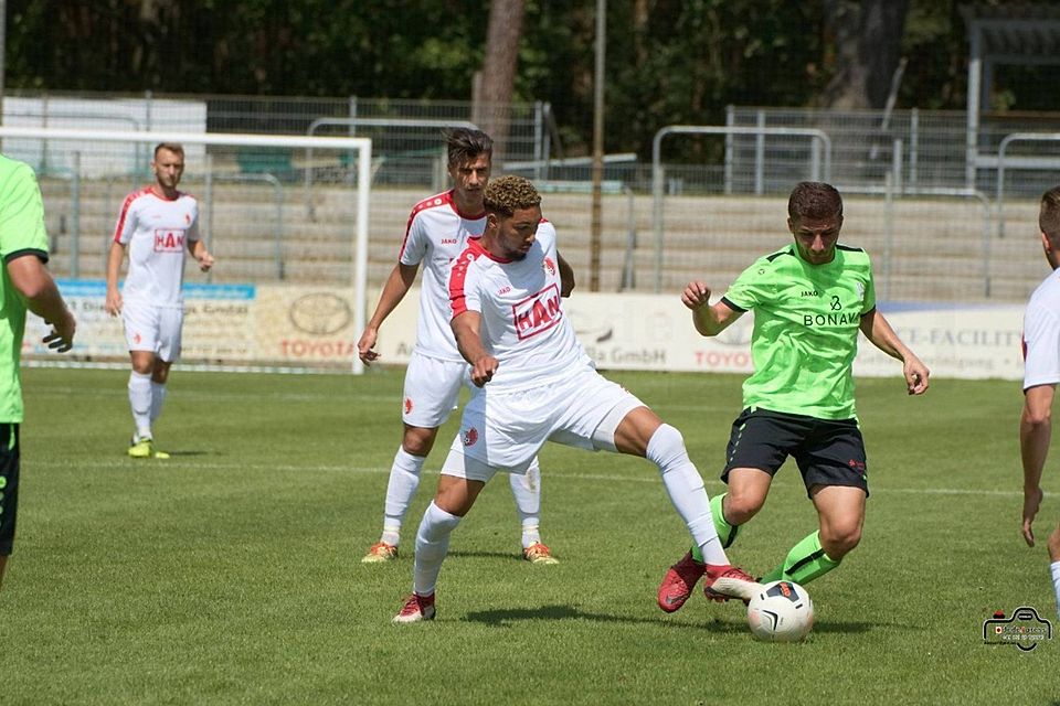 Sebastian Emre Stang (r./hier noch im grünen Trikot von Union Fürstenwalde) schlug bei seinem Debüt beim TSV Rudow promt ein und erzielte zwei Treffer gegen den Berliner SC.
