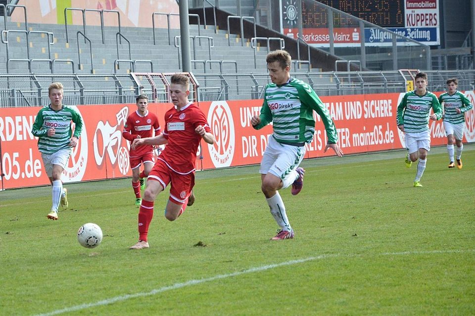 Für die U19 des FSV Mainz 05 soll am Saisonende Rang drei auf dem Tableau stehen und damit die Teilnahme am DFB-Pokal feststehen, das erhofft sich Trainer Thomas Krücken. Archivbild: Boor