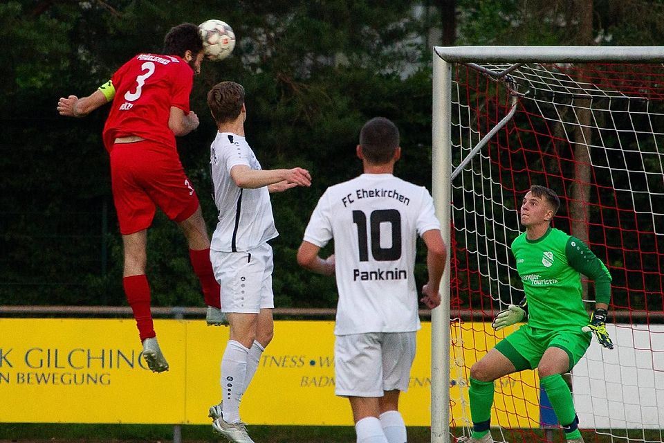 Hoher Luftstand: Maximilian Hölzl köpft in dieser Szene das 2:0 für den TSV Gilching.