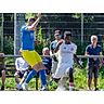 Wirbeln im Heimspiel in der Offensive ordentlich Staub auf: Ali Ahmed (r.) und sein SC Münchholzhausen/Dutenhofen, der durch ein 4:0 über die SG Oberbiel den Klassenerhalt in der Fußball-Kreisoberliga West feiert. (Archivbild) © Jenniver Röczey