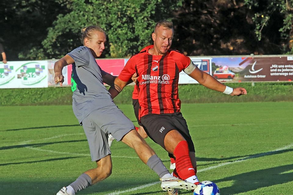 Als verdiente Sieger gingen die Murnauer um Roman Trainer (l., hier gegen Christoph Seidl) vom Platz.