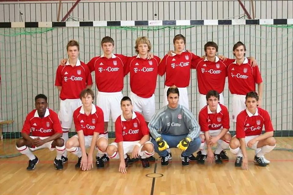 Diego Contento (hintere Reihe, rechts), Holger Badstuber (hinten, 3. von rechts) und Thomas Müller (hinten, 2. von links).