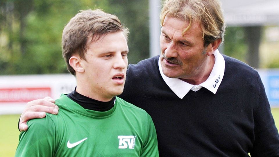 Trainer Wolfgang Hille glaubt daran, dass Valon Bellaqa (links) und der TSV Burgau noch die Bezirksliga halten können.  F.: Ernst Mayer