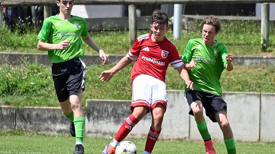 Alles unter Kontrolle: Die Allershausen (in Rot) brachen in der zweiten Halbzeit die Moral des Eichenfelder Teams.